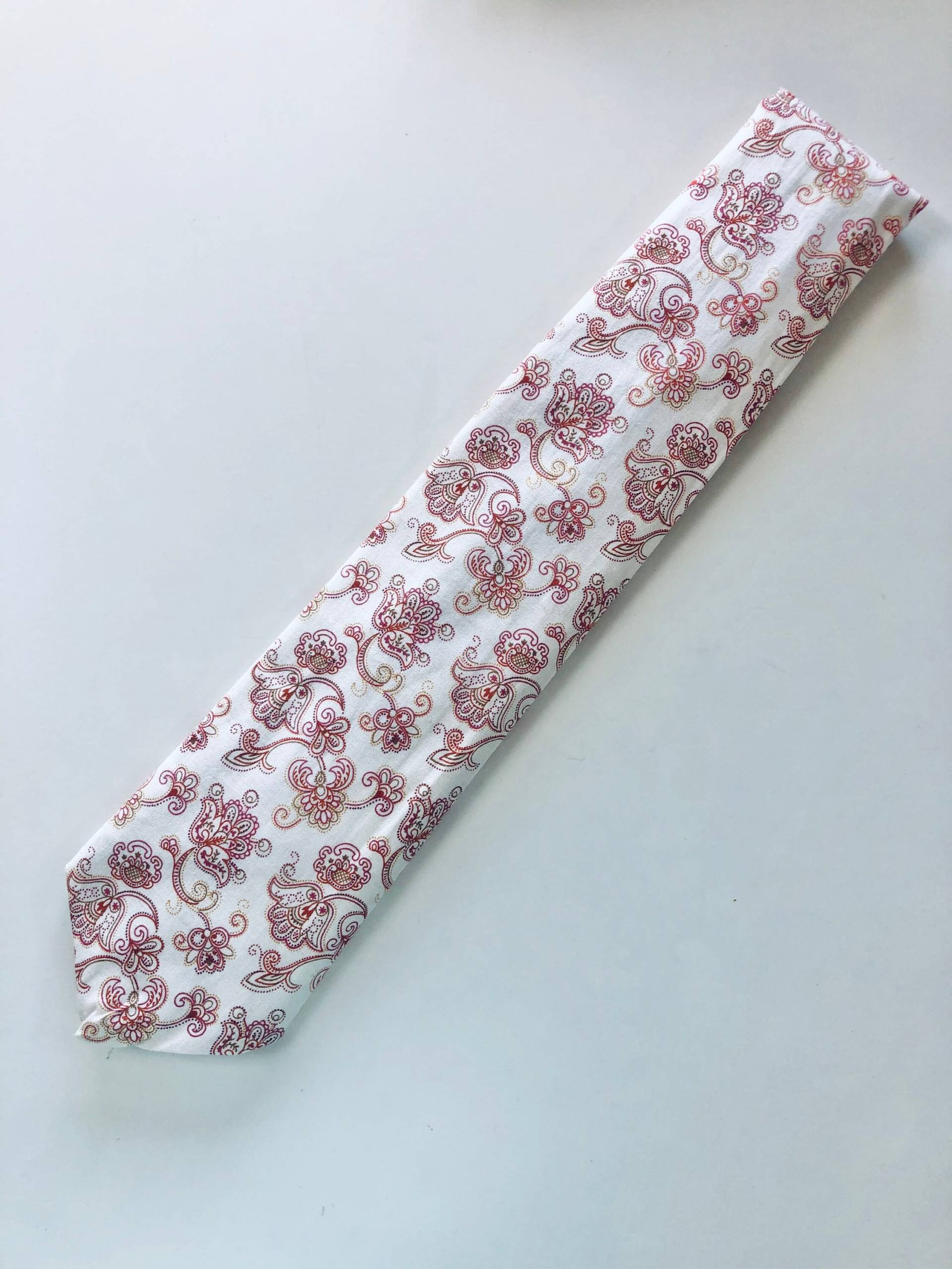 Handgemachte Weiße Krawatte Mit Einem Paisley-/Blumenmuster in Pfirsichfarben von LykkeandFika