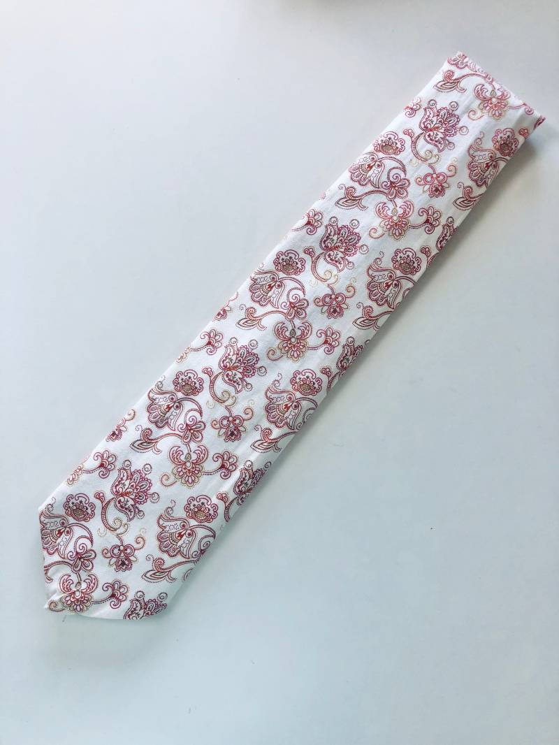 Handgemachte Weiße Krawatte Mit Einem Paisley-/Blumenmuster in Pfirsichfarben Handgemachte Weiße Krawatte Mit Einem Paisley-/Blumenmuster in Pfirsichfarben von LykkeandFika