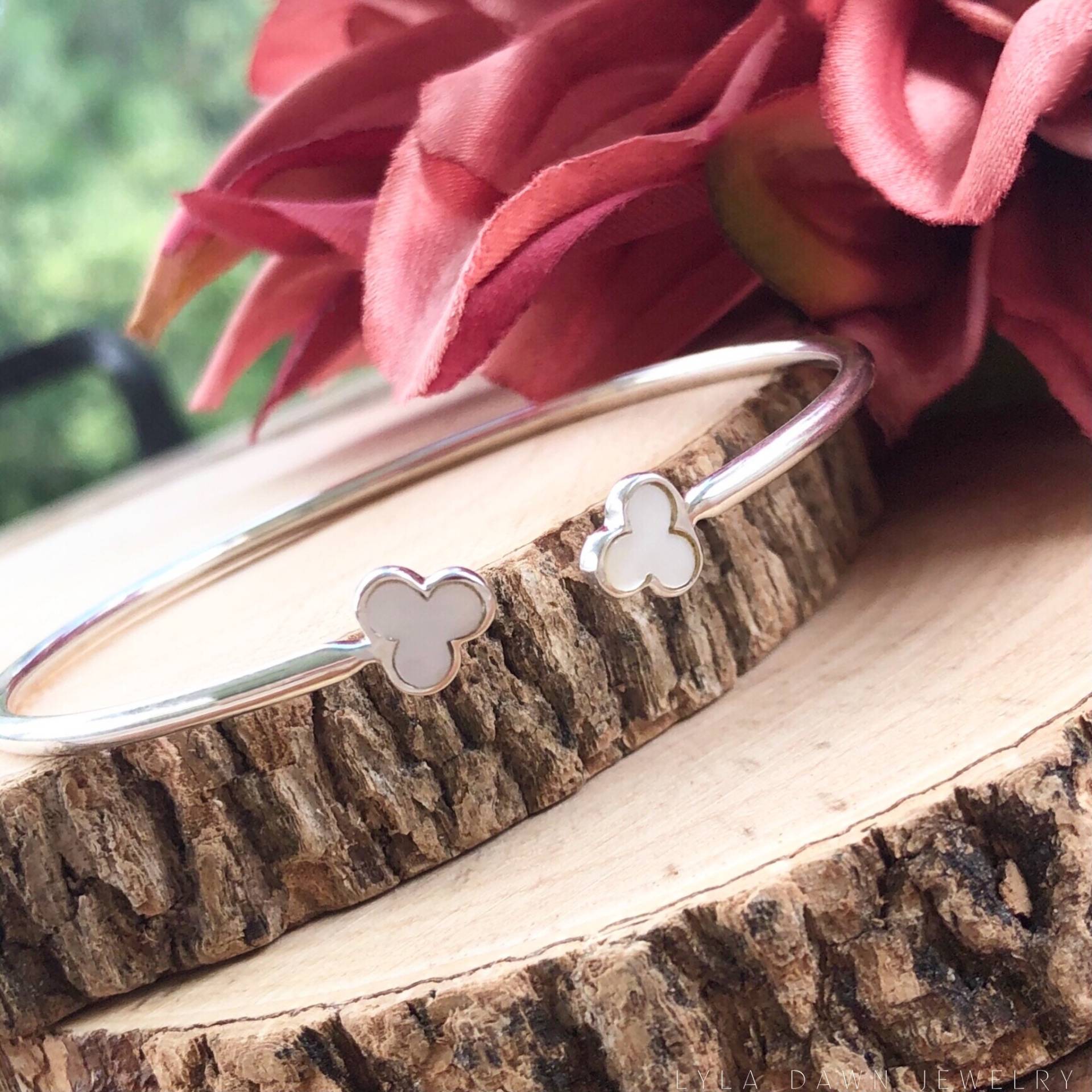 Zierlicher Klee Armreif/Flexibles Perlmutt Armband Mit Lünette Dreiblättriges Kleeblatt Zierlicher Klee Armreif/Flexibles Perlmutt Armband Mit Lünette Dreiblättriges Kleeblatt von LylaDawnJewelry