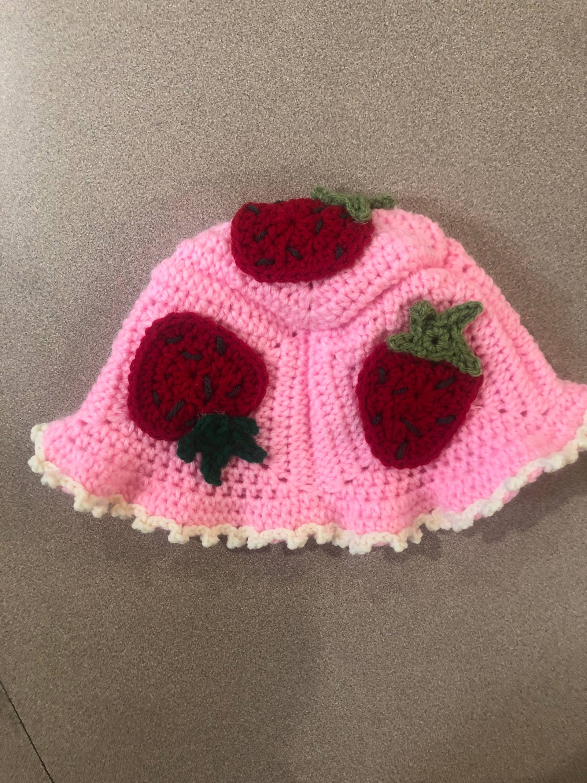 Angepasst Erdbeer Bucket Hat von LylasPlayhouse