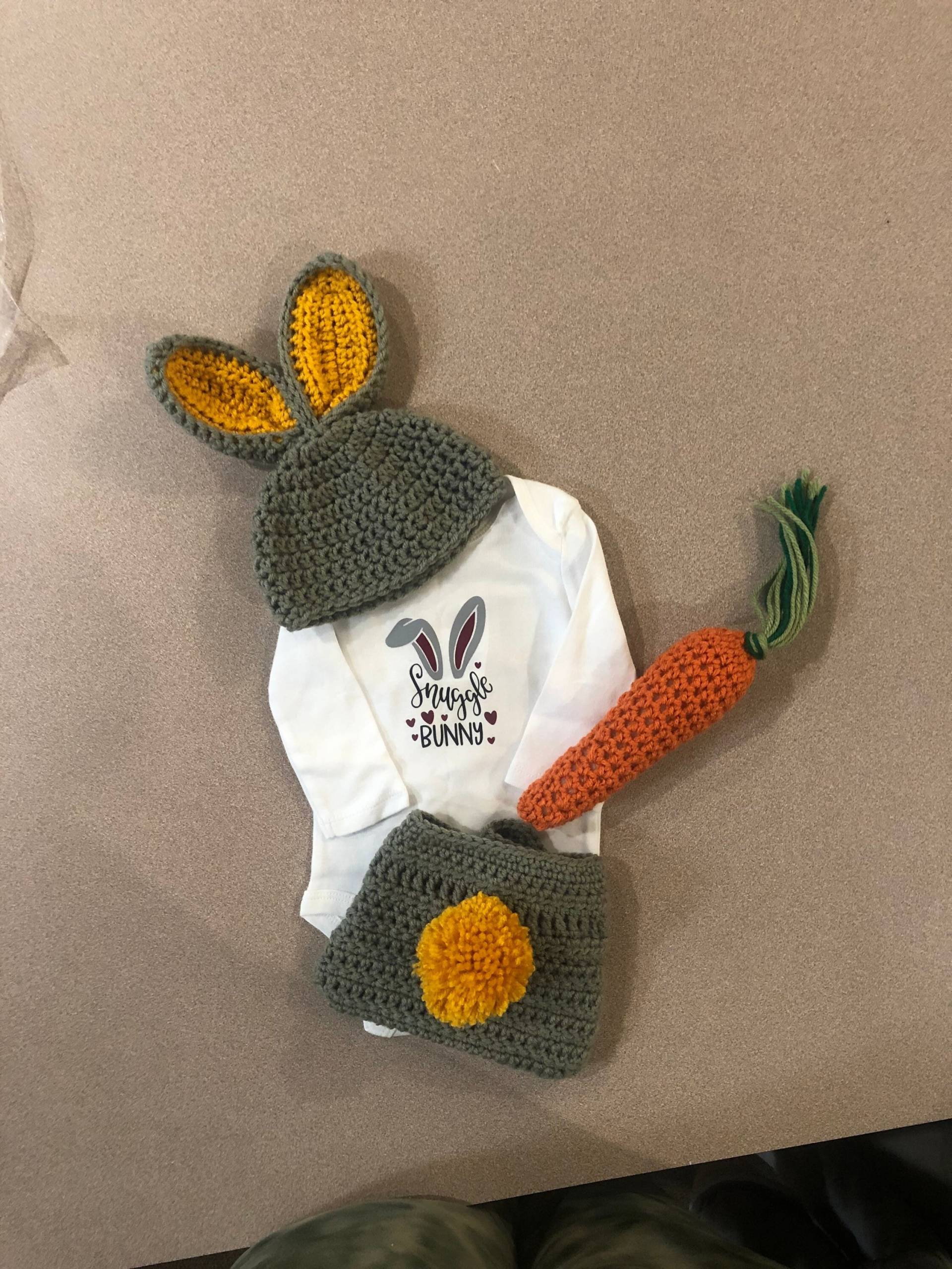 "Baby Set "Snuggle Bunny" Onsie, Überzieher, Mütze, Karotte" von LylasPlayhouse