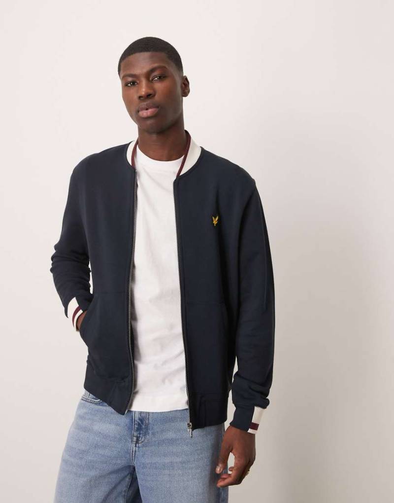 Lyle & Scott - Bomberjacke aus Jersey in Marineblau mit halbierten Zierstreifen von Lyle & Scott