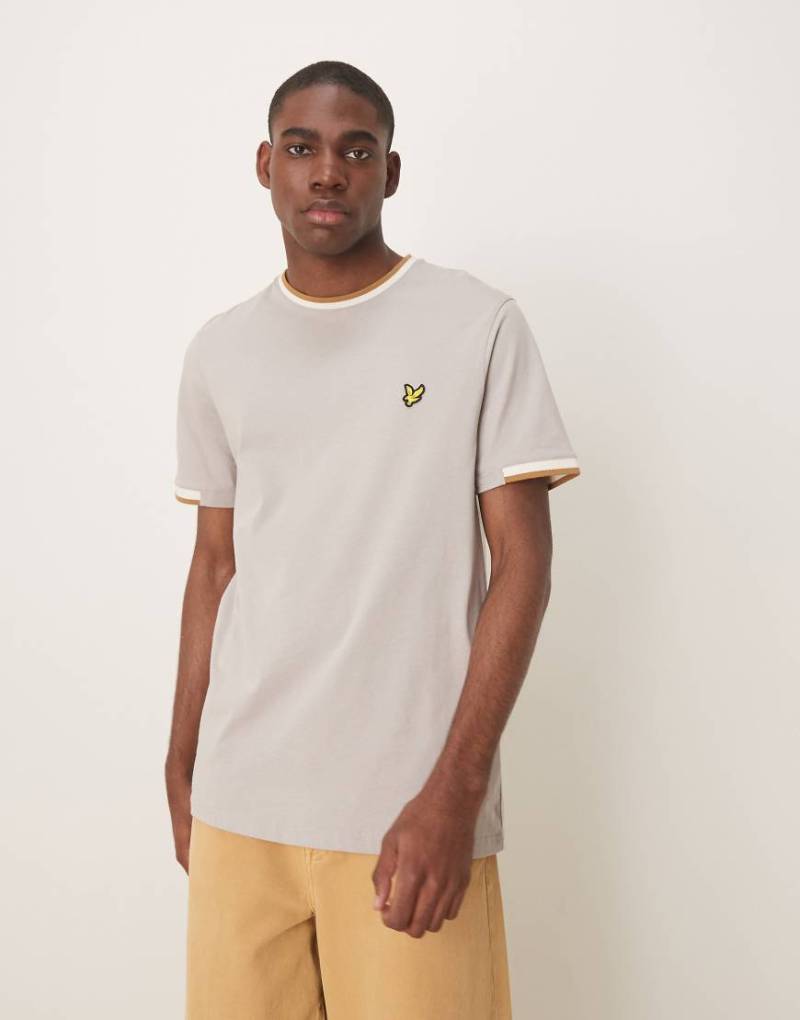 Lyle & Scott - T-Shirt in Grau mit halben Zierstreifen von Lyle & Scott