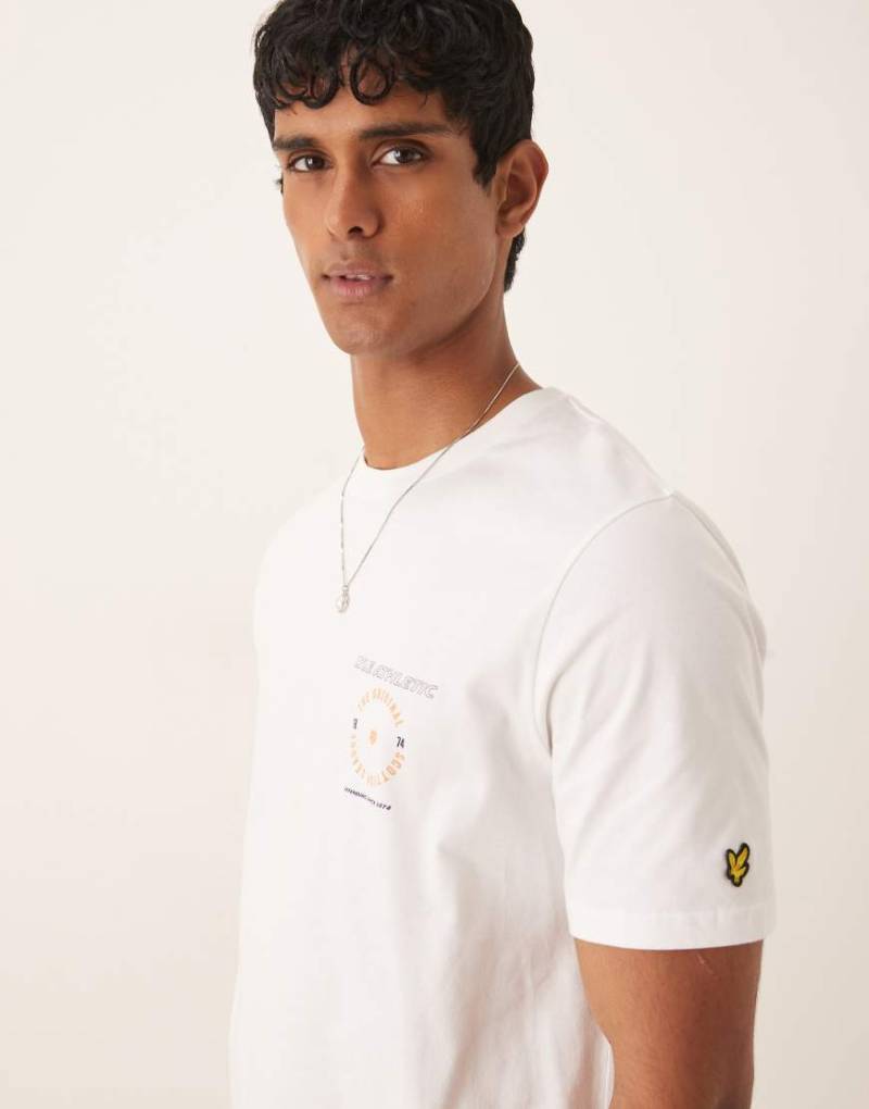 Lyle & Scott - T-Shirt in Weiß mit „Athletic"-Grafik von Lyle & Scott