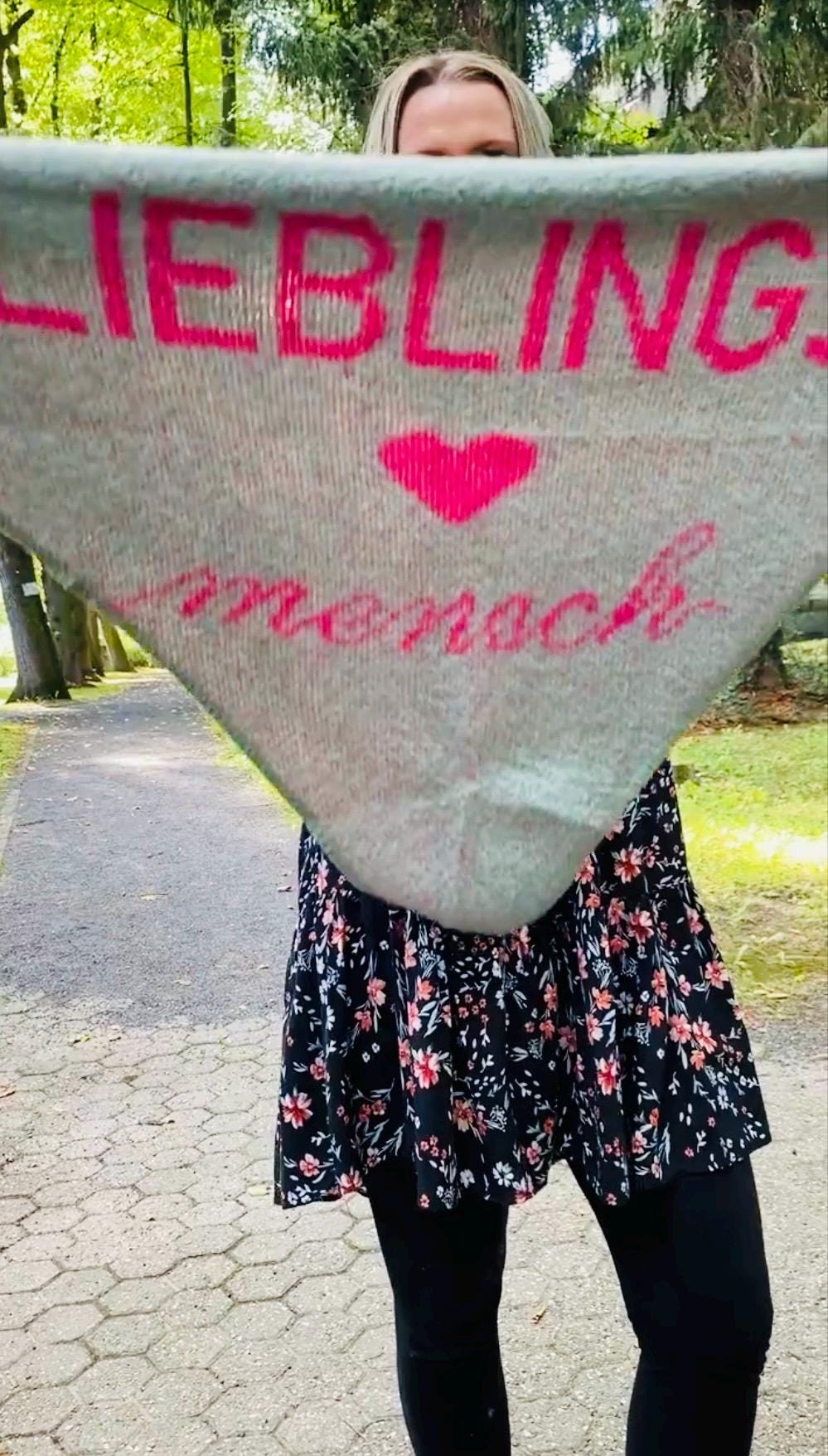 Damen Geschenkidee Poncho Unifarbe Blogger Winter Schal Mit Dem Schriftzug-Lieblings Mensch Weich Xxl Dreieckstuch Tuch Bouclé Aus Wolle Damen Geschenkidee Poncho Unifarbe Blogger Winter Schal Mit Dem Schriftzug-Lieblings Mensch Weich Xxl Dreieckstuch Tuch Bouclé Aus Wolle von LymiardeVintageShop