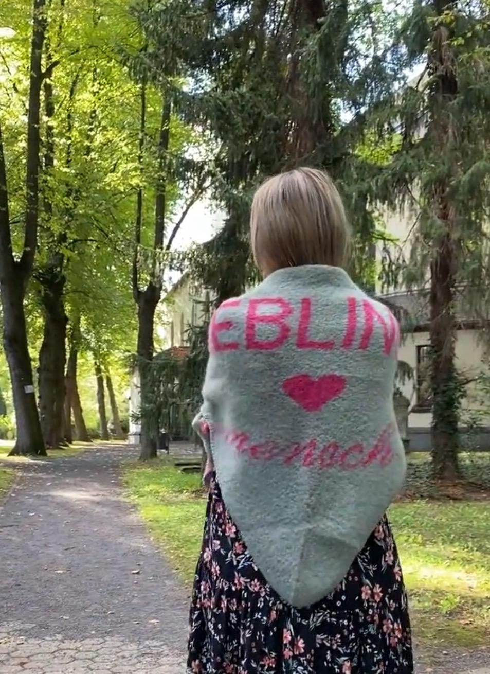 Damen Geschenkidee Poncho Unifarbe Blogger Winter Schal Xxl Mit Dem Schriftzug-Lieblings Mensch Weich Dreieckstuch Tuch Wolle Bouclé Damen Geschenkidee Poncho Unifarbe Blogger Winter Schal Xxl Mit Dem Schriftzug-Lieblings Mensch Weich Dreieckstuch Tuch Wolle Bouclé von LymiardeVintageShop