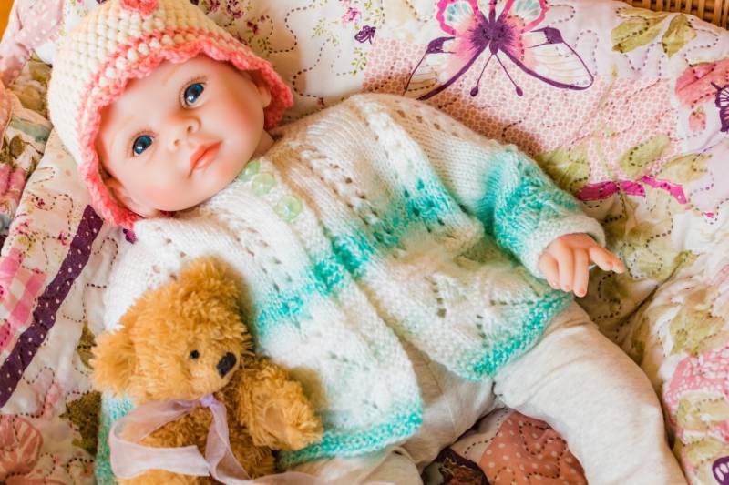 Baby Strickjacke, Handgefertigt in Mint & Weiß Mit Rundem Ausschnitt Und Drei Knöpfen. Handgestrickt Weichen Acryl Dk-Garn. Erste/Neugeborenen Größe von LynTheCraftyKnitter