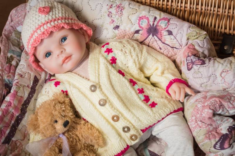 Creme V Hals Baby Strickjacke Mit Strukturmuster Und Gestickten Blumen. Handgestrickt in Weichen Acryl Dk-Garn. 6 Monate Größe 19" Brust von LynTheCraftyKnitter