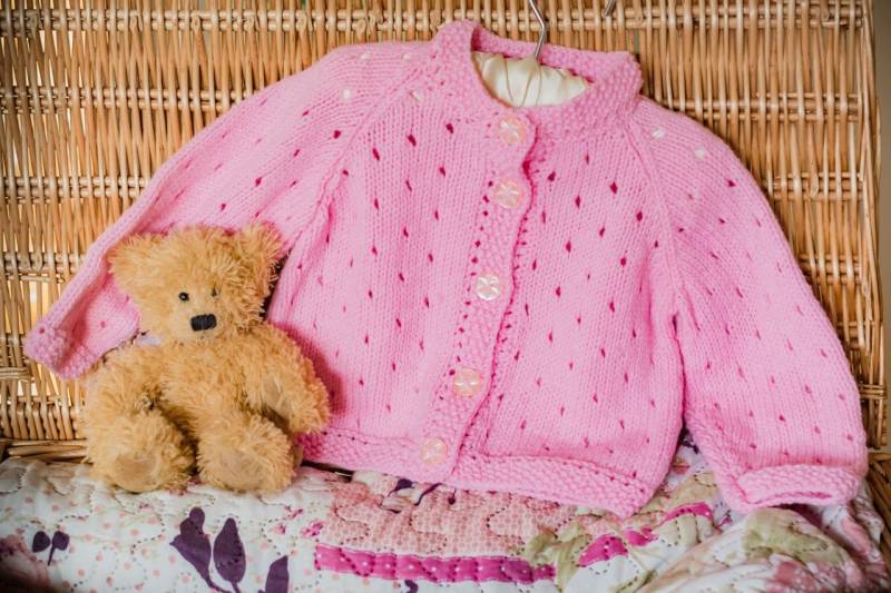 Hübsche Rosa Lochmuster Runde Hals Baby Strickjacke. Handgestrickt in Weichen Acryl Dk-Garn. 9 Monate Größe 20" Brust von LynTheCraftyKnitter