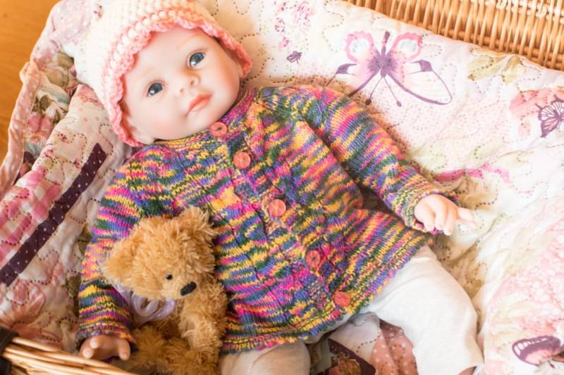 Picot Rand Baby Strickjacke Mit Zopfmuster Vorne. Handgestrickt in Zufälligen Acryl Dk-Garn. Mischung Aus Grün, Gelb, Blau Und Rosa. Erste / von LynTheCraftyKnitter