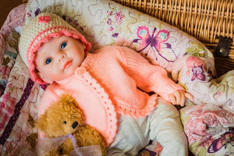 Rosa, Picot Rand, Rundhalsausschnitt, Knopf Baby Strickjacke. Handgestrickt in Weichen Acryl Dk-Garn. Erste/Neugeborenen Größe von LynTheCraftyKnitter