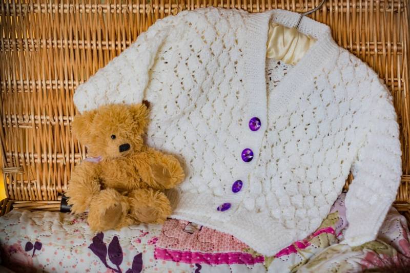V-Hals-Baby-strickjacke in Glitzernden Weißen Garn Mit Lila Glanz Tasten. Handgestrickt Aus Weichem Acryl Funkeln Dk-Garn. 18 Monaten Größe 24" Brust von LynTheCraftyKnitter
