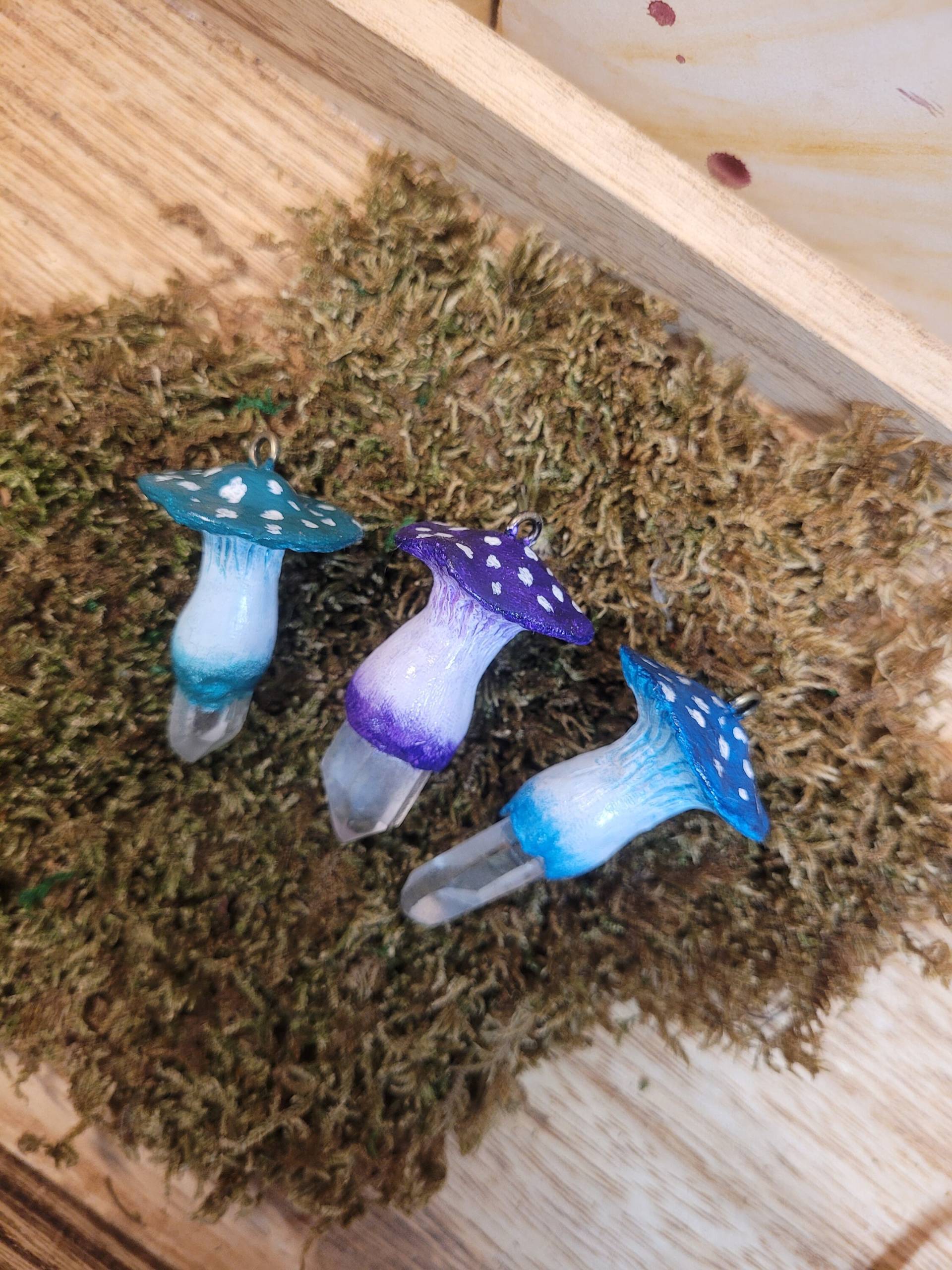 Bunte Fliegenpilze Mit Bergkristallspitze - Anhänger/Schmuck Pilze Fantasy Bunte Fliegenpilze Mit Bergkristallspitze - Anhänger/Schmuck Pilze Fantasy von LyncasCreations