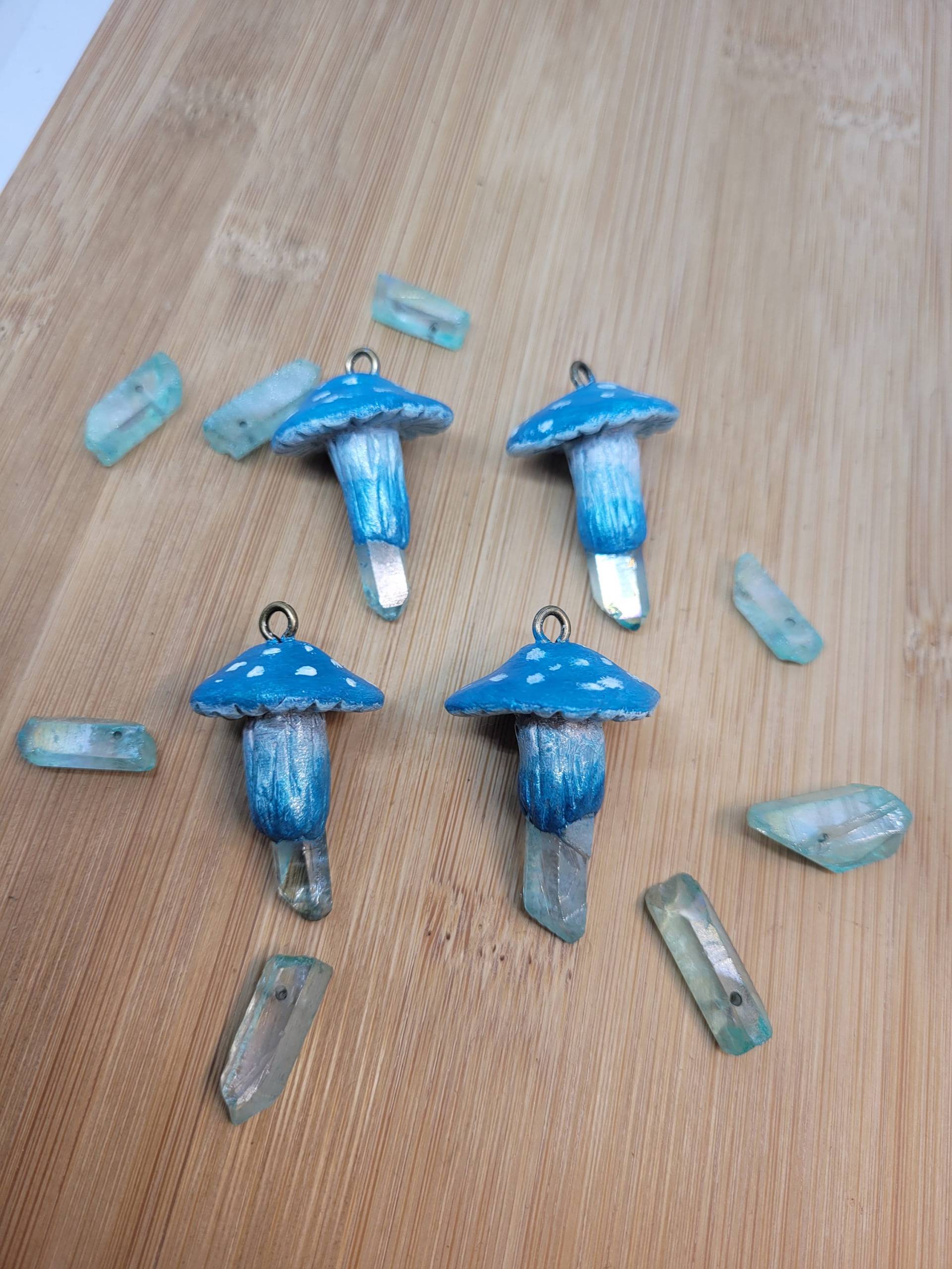 Eispilze Mit Eisblau Bedampfter Bergkristallspitze - Anhänger/Schmuck Pilze Fantasy Eispilze Mit Eisblau Bedampfter Bergkristallspitze - Anhänger/Schmuck Pilze Fantasy von LyncasCreations