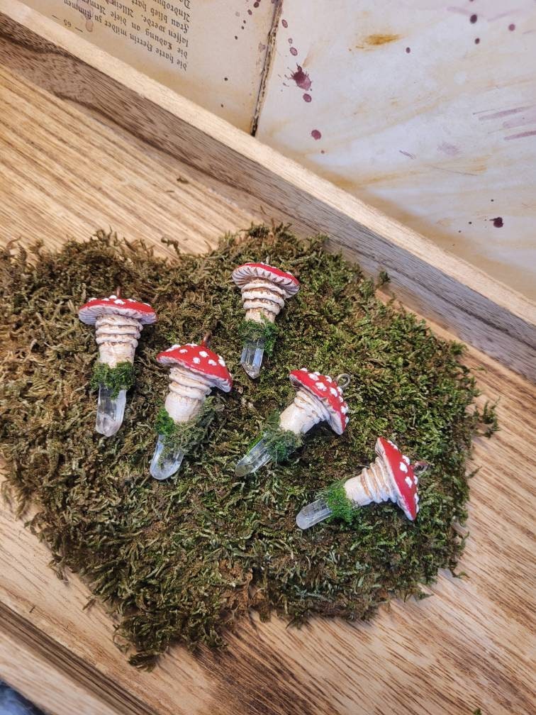 Fliegenpilzanhänger Mit Bergkristallspitzen - Anhänger/Schmuck Pilze Fantasy Fliegenpilzanhänger Mit Bergkristallspitzen - Anhänger/Schmuck Pilze Fantasy von LyncasCreations