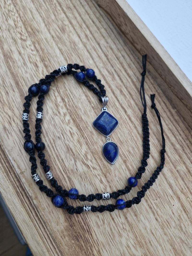 Makramee Kette Mit Anhänger Silberfarben Und Lapislazuli - Schmuck/Edelstein von LyncasCreations