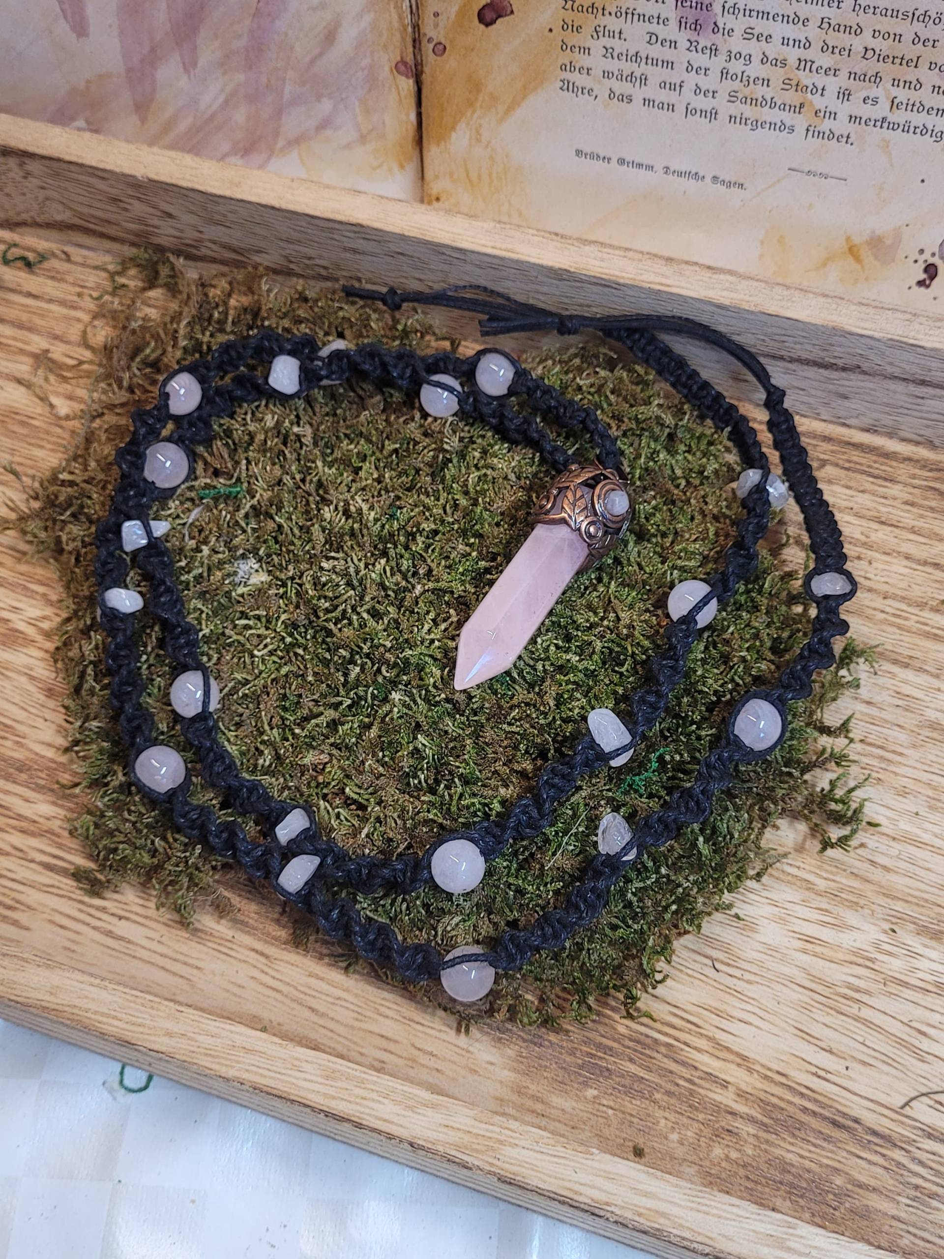 Makramee Kette Mit Rosenquarz Anhänger - Schmuck/Edelstein Makramee Kette Mit Rosenquarz Anhänger - Schmuck/Edelstein von LyncasCreations