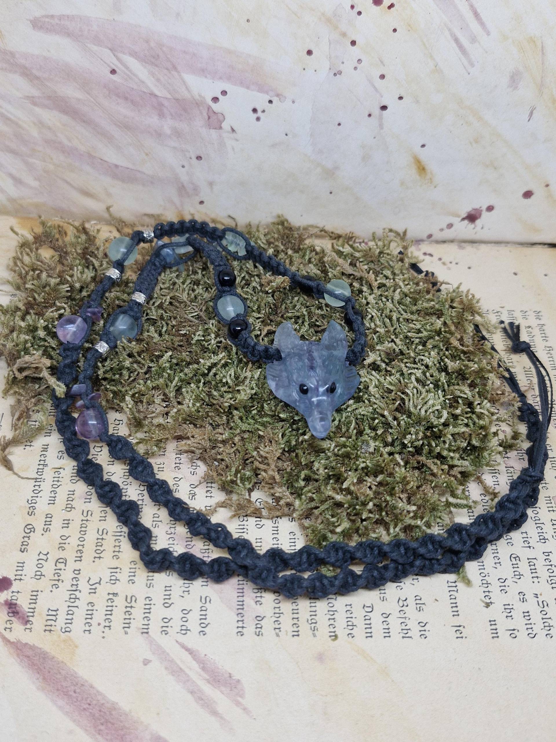 Makramee Kette Mit Wolfsanhänger Aus Fluorit Makramee Kette Mit Wolfsanhänger Aus Fluorit von LyncasCreations