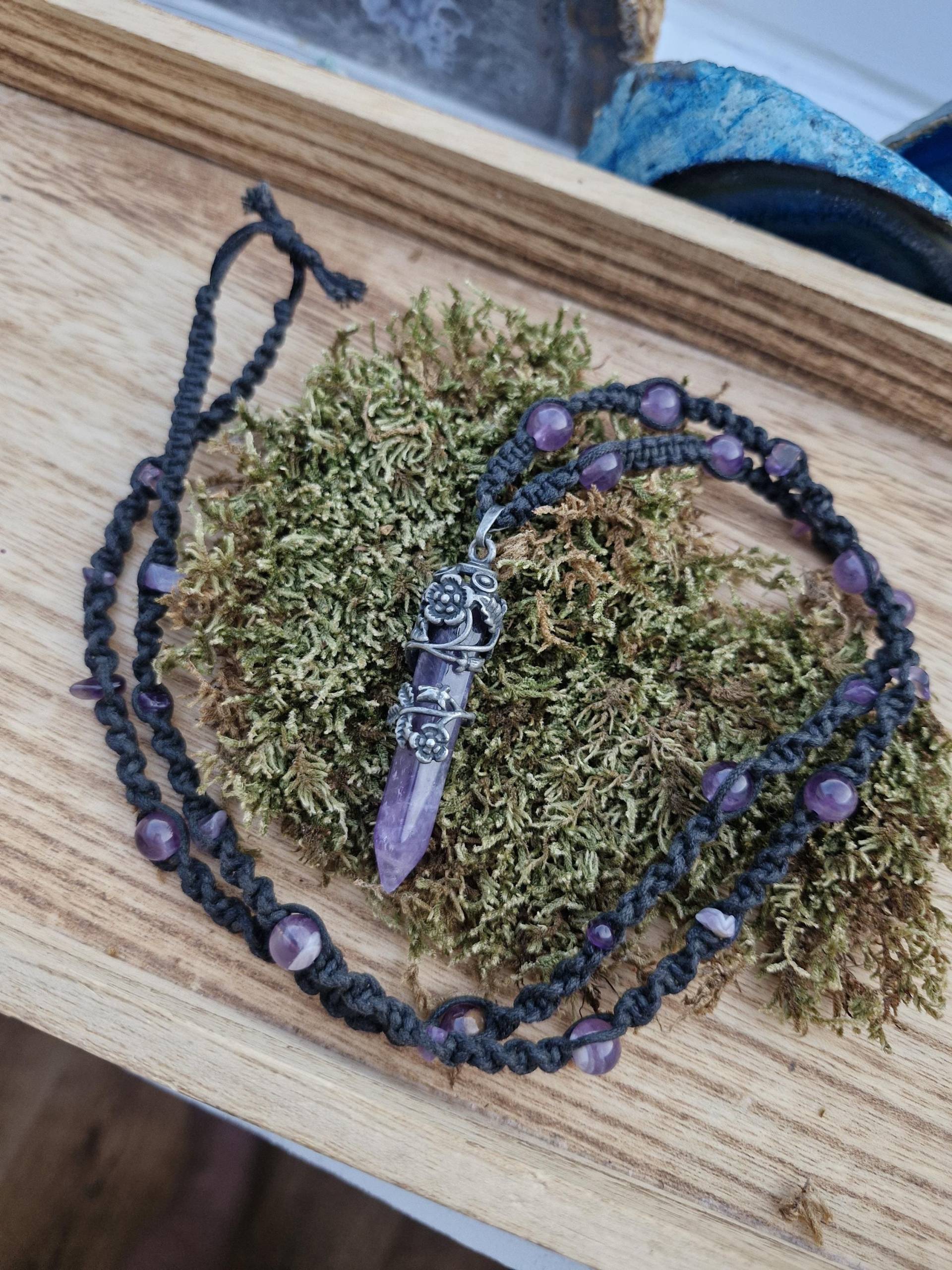 Makramee Kette Mit Wunderschönem Amethyst Anhänger - Schmuck/Edelstein Makramee Kette Mit Wunderschönem Amethyst Anhänger - Schmuck/Edelstein von LyncasCreations