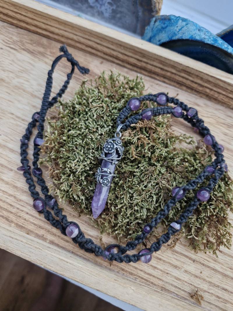 Makramee Kette Mit Wunderschönem Amethyst Anhänger - Schmuck/Edelstein von LyncasCreations