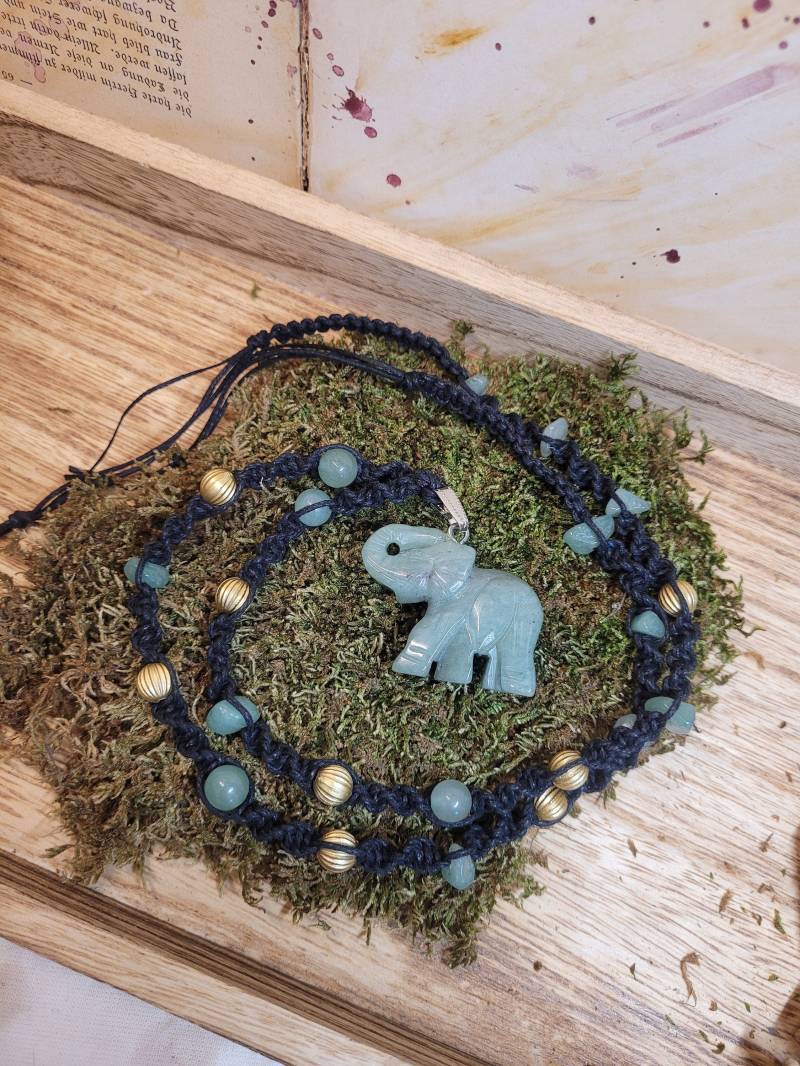 Makramee Kette Mit Wunderschönem Aventurin Elefant - Schmuck/Edelstein von LyncasCreations