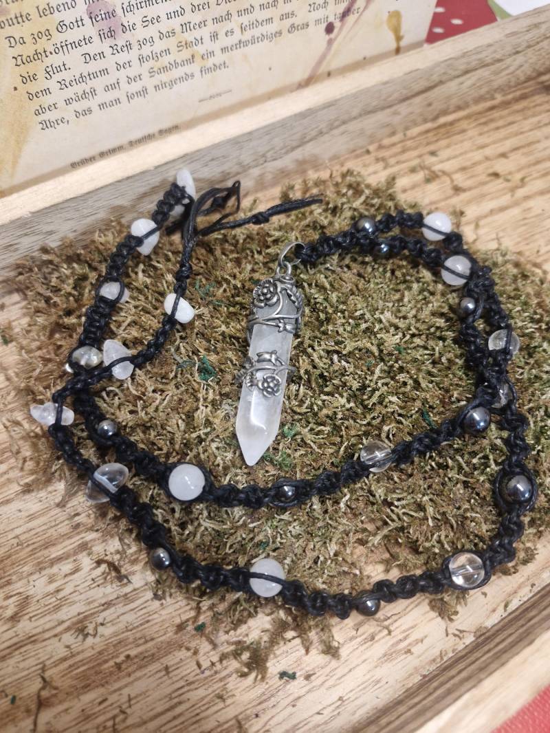 Makramee Kette Mit Wunderschönem Bergkristall Anhänger - Schmuck/Edelstein von LyncasCreations