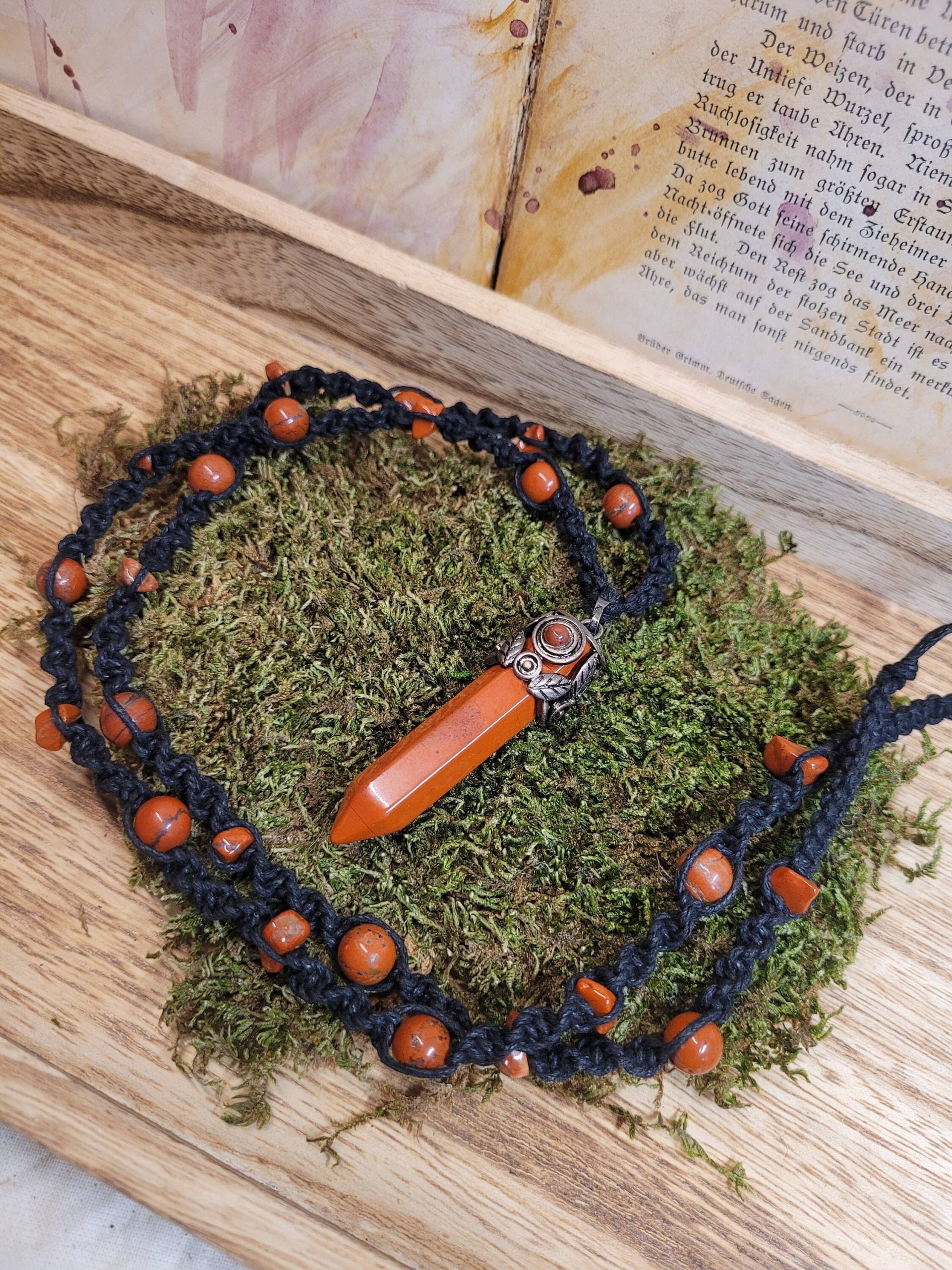 Makramee Kette Mit Wunderschönem Rotem Jaspis Anhänger - Schmuck/Edelstein Makramee Kette Mit Wunderschönem Rotem Jaspis Anhänger - Schmuck/Edelstein von LyncasCreations