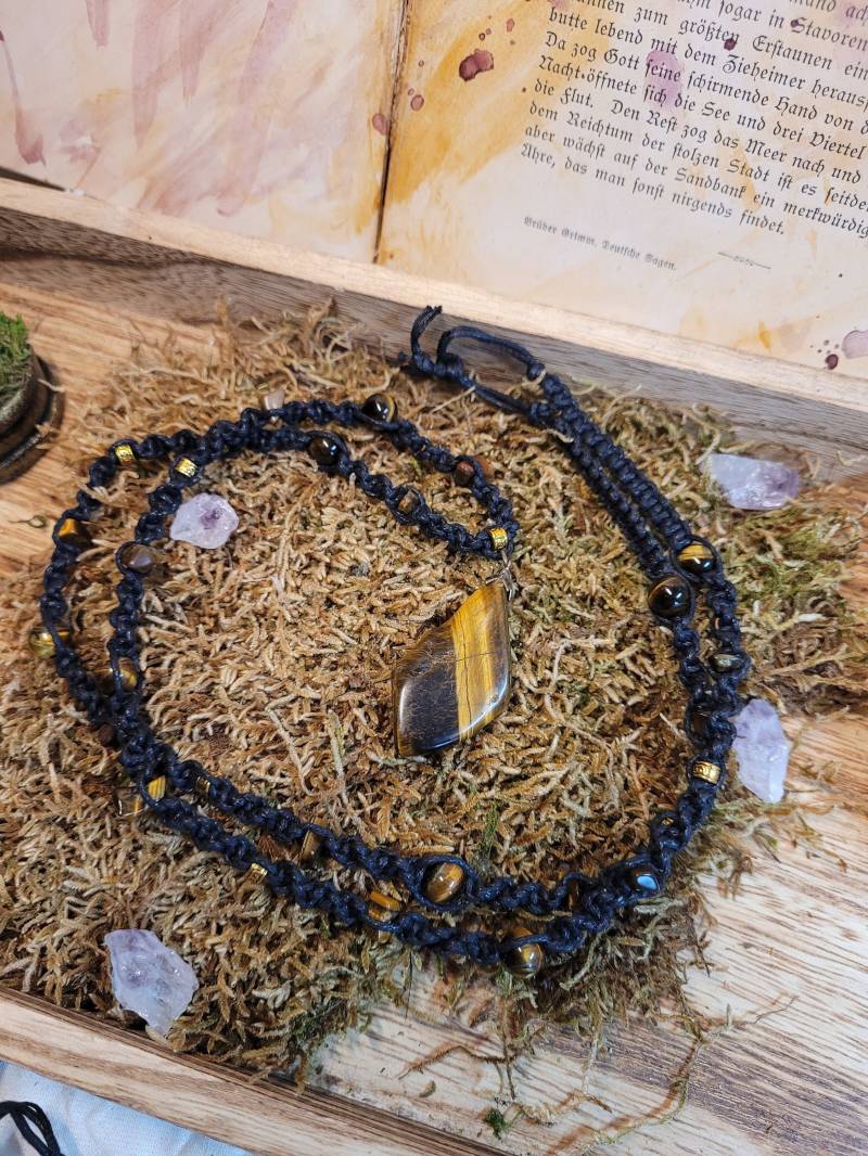 Makramee Kette Mit Wunderschönem Tigeraugen Anhänger - Schmuck/Edelstein von LyncasCreations