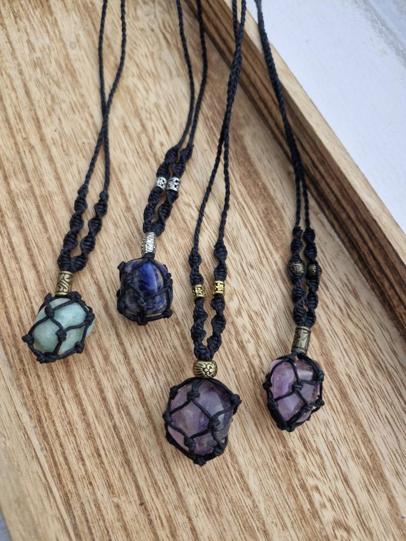 Makramee Trommelstein Amulett Mit Metallperlen - Schmuck/Edelstein von LyncasCreations