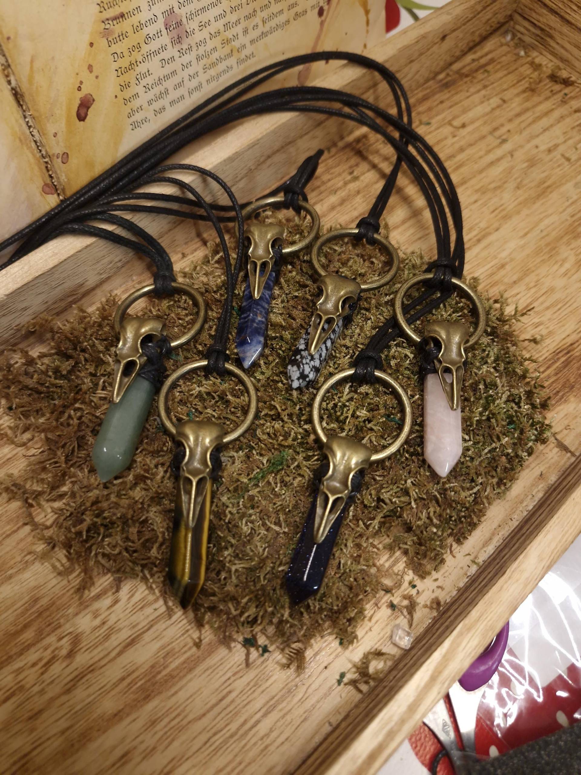 Rabenschädelkette Mit Edelsteinspitze - Anhänger/Schmuck Edelstein Fantasy Rabenschädelkette Mit Edelsteinspitze - Anhänger/Schmuck Edelstein Fantasy von LyncasCreations