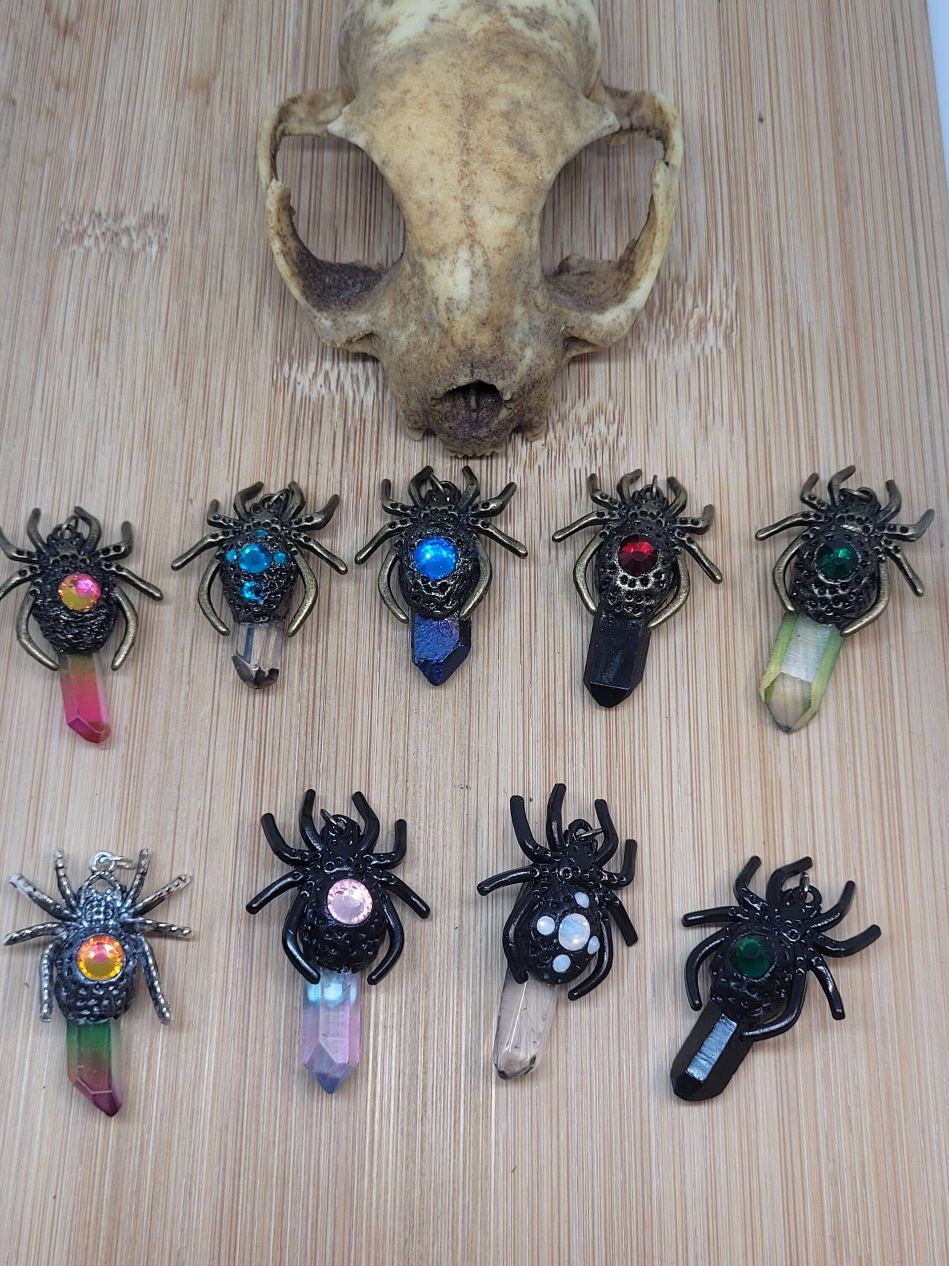 Spinnen Amulett Mit Bergkristallspitzen Und Strasssteinen - Anhänger/Schmuck Fantasy Spinnen Amulett Mit Bergkristallspitzen Und Strasssteinen - Anhänger/Schmuck Fantasy von LyncasCreations