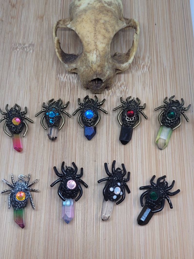 Spinnen Amulett Mit Bergkristallspitzen Und Strasssteinen - Anhänger/Schmuck Fantasy von LyncasCreations