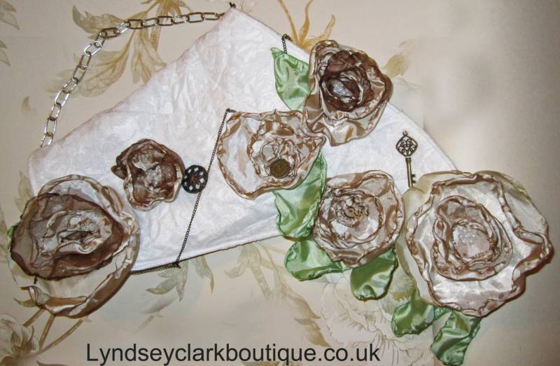 Verkauf. Shabby Chic Alternative Steampunk Braut Abend Clutch Tasche Geldbörse Mit Stoffblumen von LyndseyBoutique