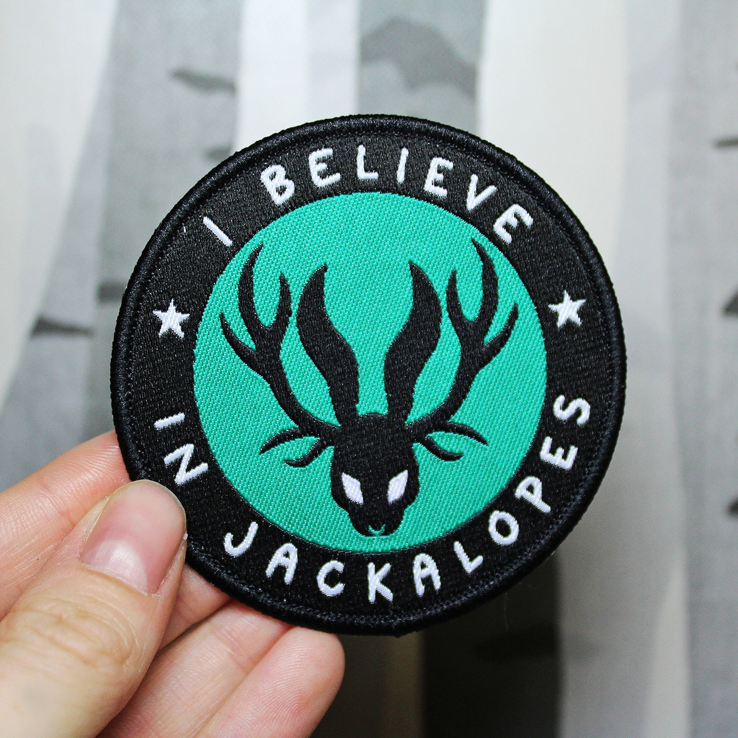 Jackalopia - "I Believe in Jackalopes' Aufnäher Zum Aufbügeln 7 cm von LyndseyGreen