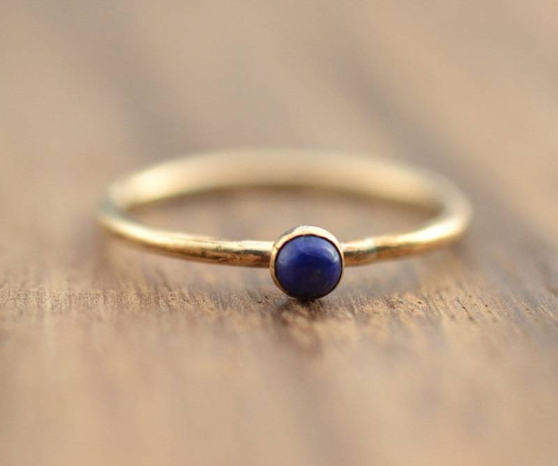 14K Gold Fill Lapis Lazuli Ring Stapelring September Geburtsstein von LyndyLouDesigns