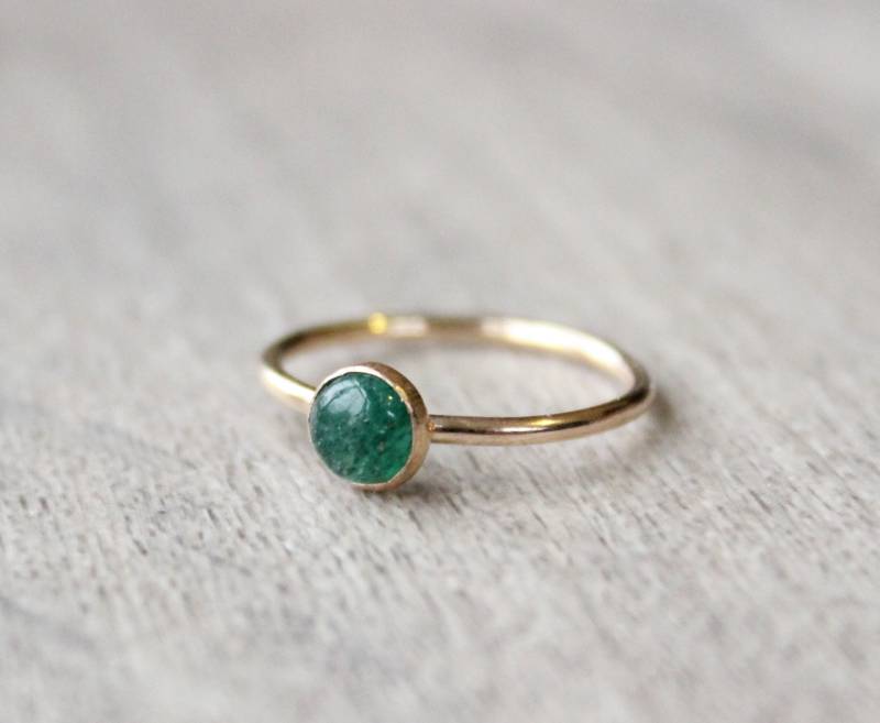 14K Gold Filled Aventurin Ring Smaragdgrüner Stapelring von LyndyLouDesigns