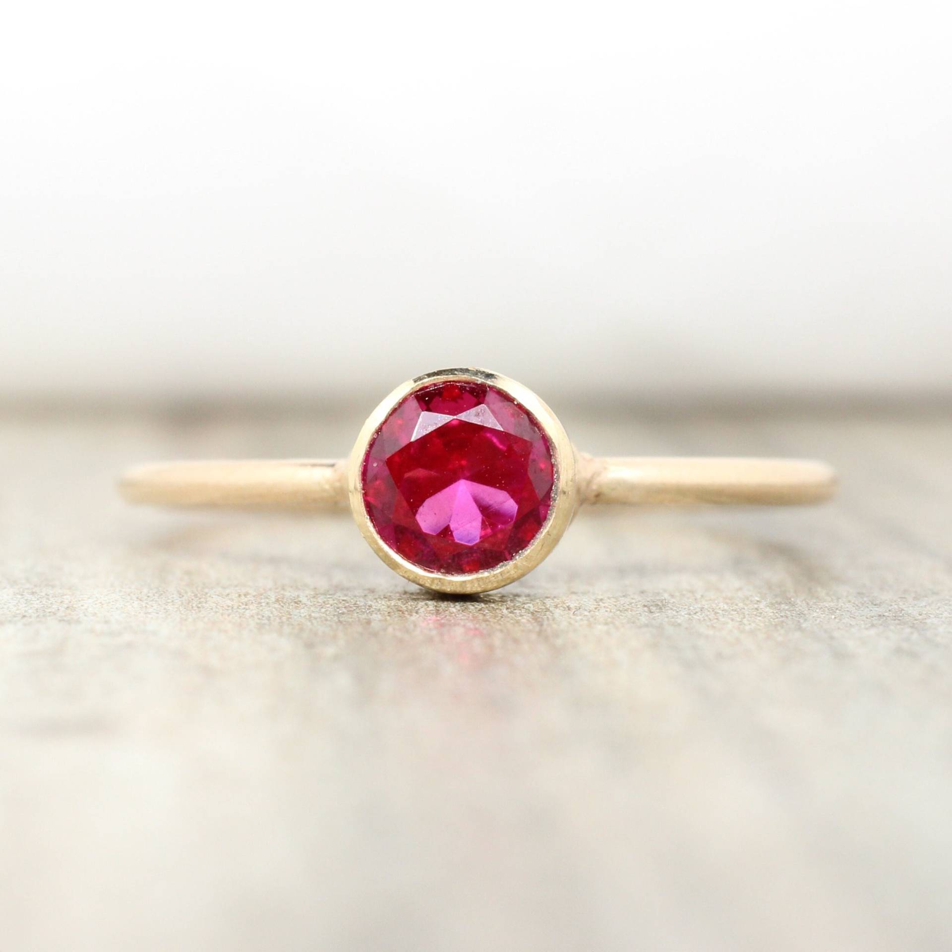 14K Gold Filled Lab Rubin Ring // 5mm Facettierter Edelstein Juli Geburtsstein 14K Gold Filled Lab Rubin Ring // 5mm Facettierter Edelstein Juli Geburtsstein von LyndyLouDesigns
