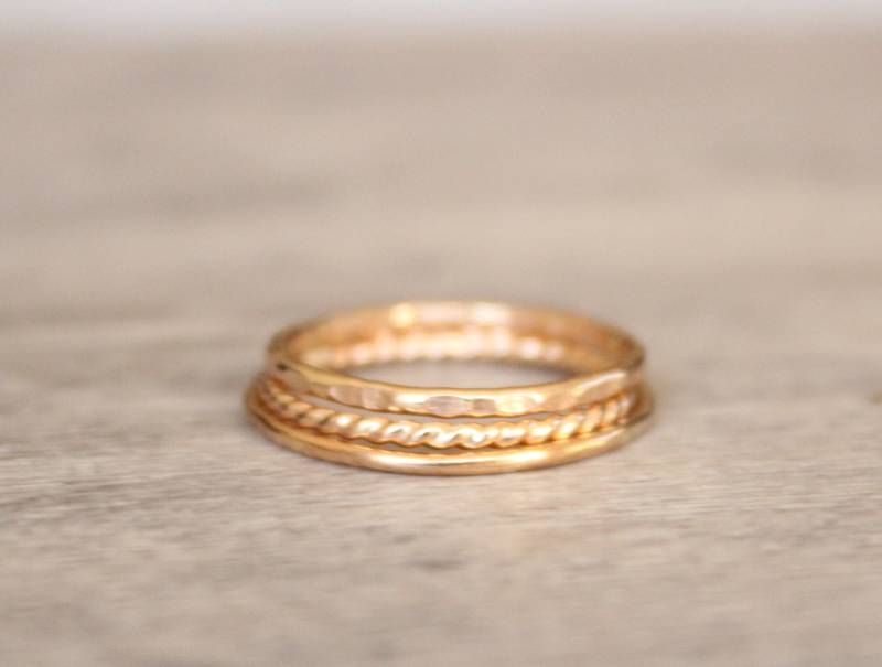 14K Gold Filled Stapelringe Gehämmert & Twist Set Von 3 von LyndyLouDesigns
