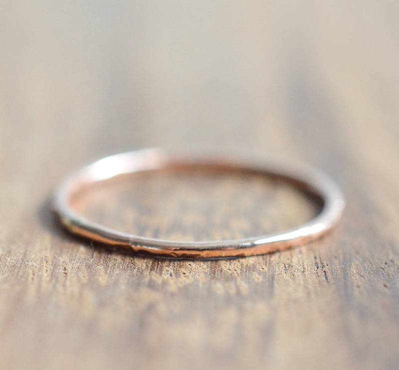 14K Rose Gold Filled Gehämmerter Stacking Ring von LyndyLouDesigns