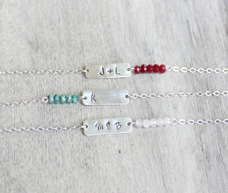 Benutzerdefinierte Initial Sterling Silber Bar Armband Mit Edelstein Perlen von LyndyLouDesigns
