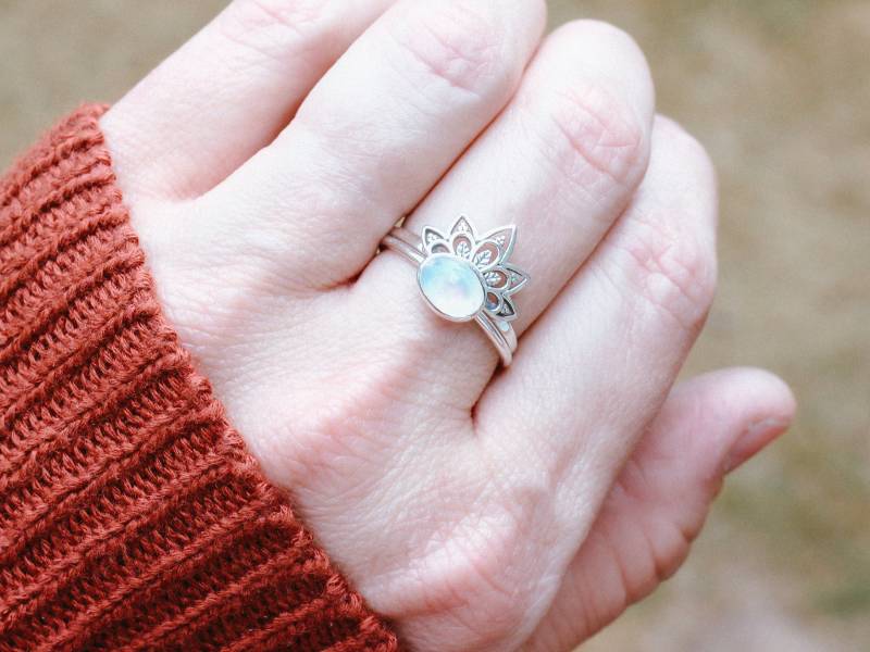 Boho Mondstein Ring Set Sterling Silber Lotus Stapelringe von LyndyLouDesigns