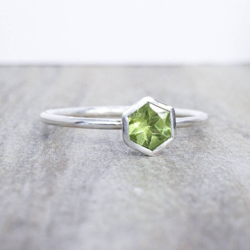 Sterling Silber Hexagon Peridot Ring August Geburtsstein Stapelring von LyndyLouDesigns