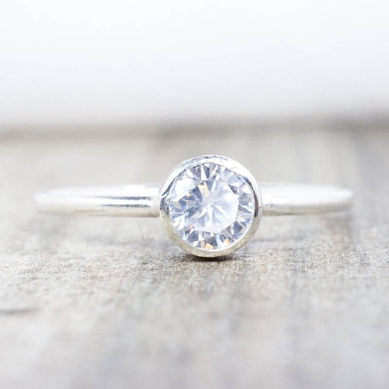 Echter Weißer Topas Stapelring in Sterling Silber // 5mm Facettierter Edelstein April Birthstone Ring von LyndyLouDesigns