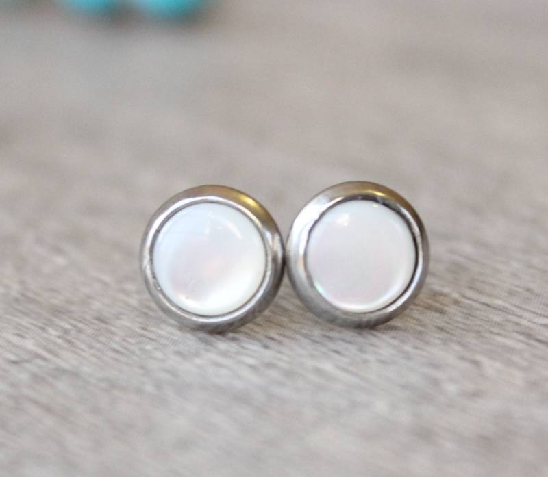 Edelstahl Perlmutt Ohrstecker - 6 Mm Cabochon von LyndyLouDesigns