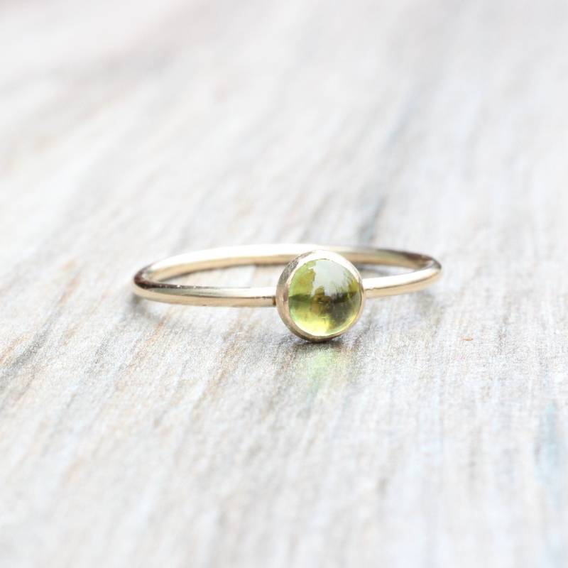 14K Gold Filled Peridot Ring August Geburtsstein Stapelring von LyndyLouDesigns