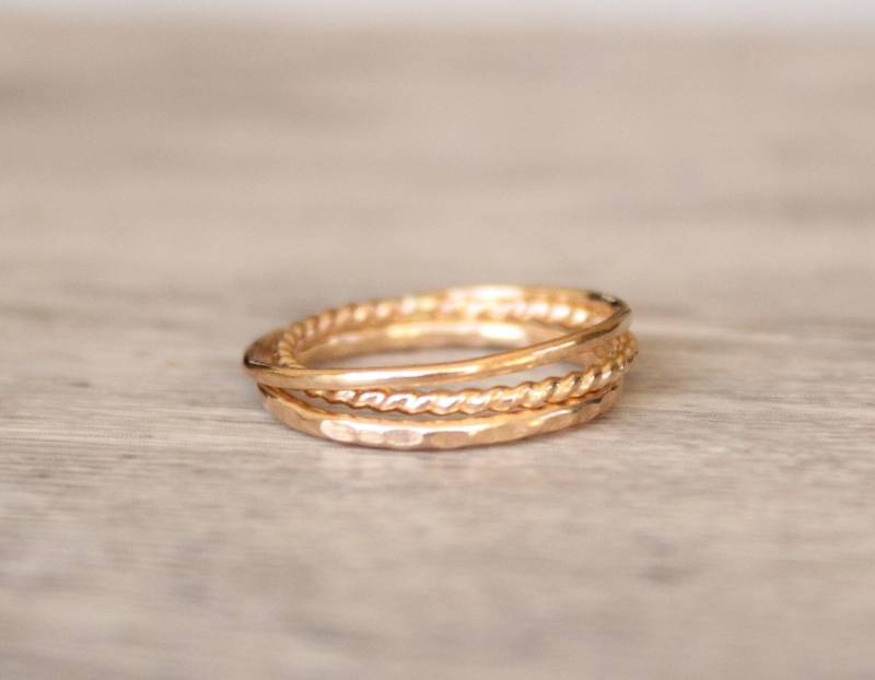 14K Gold Filled Stapelringe Set Gehämmert, Twist, Glatt von LyndyLouDesigns