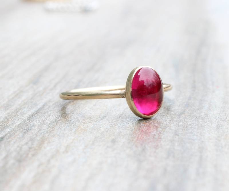 14K Gold Filled Lab Rubin Ring Juli Geburtsstein Stapelring von LyndyLouDesigns