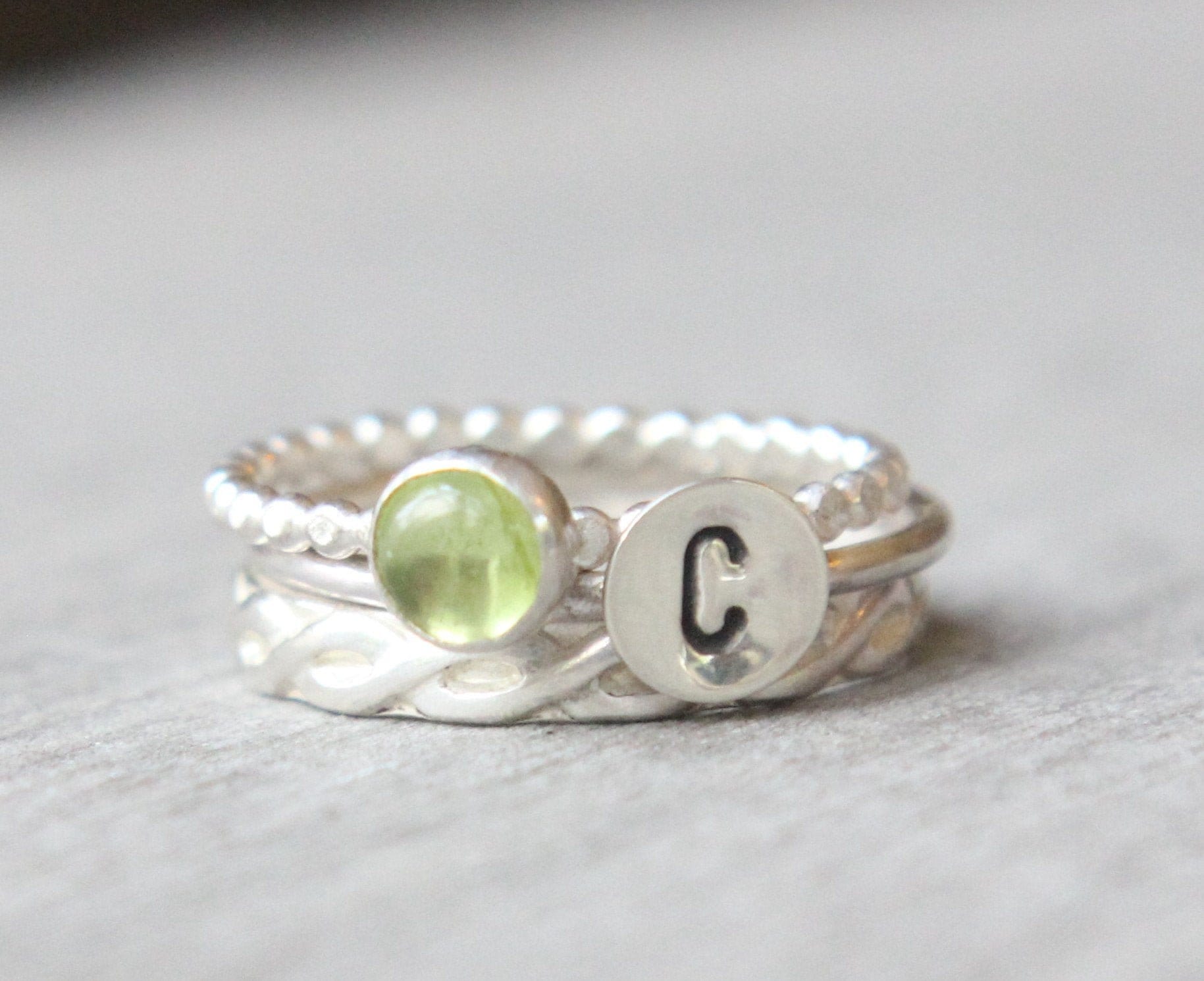 Peridot Ring Set Stapelringe Aus Sterlingsilber, August Geburtsstein von LyndyLouDesigns