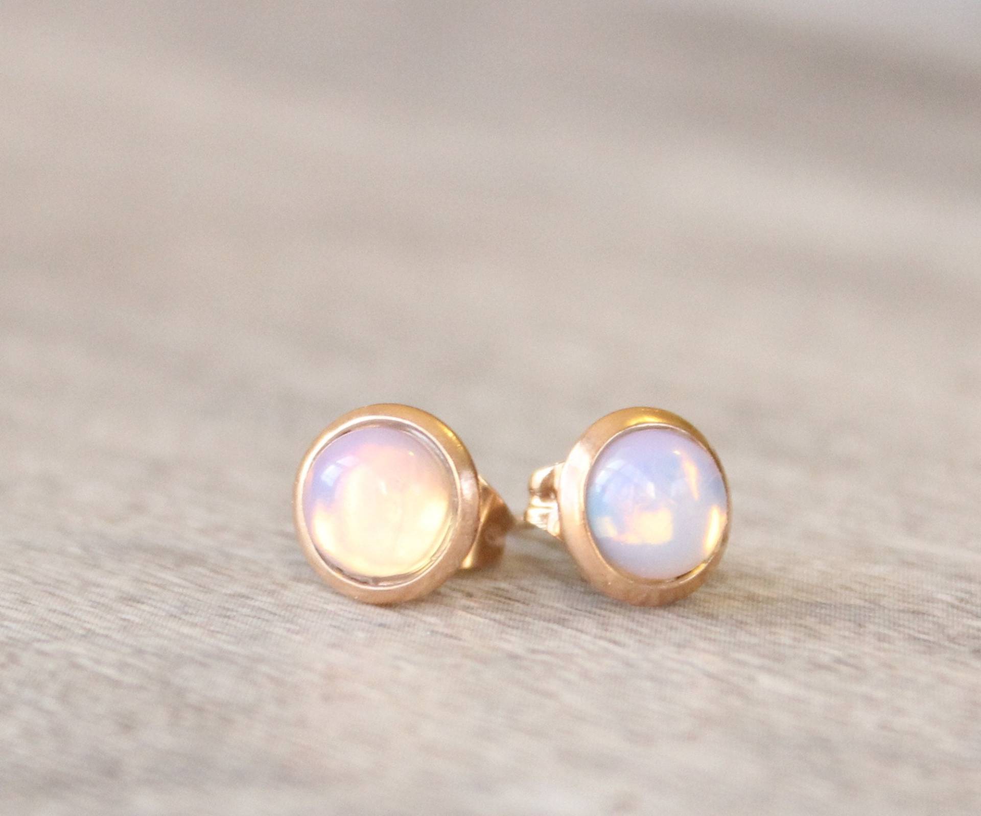 Rosegold Opalith Ohrringe // Ohrstecker 6mm Cabochon Überzogene Edelstein Edelstahl Rosegold Opalith Ohrringe // Ohrstecker 6mm Cabochon Überzogene Edelstein Edelstahl von LyndyLouDesigns
