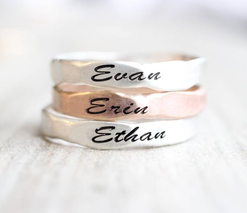 Gehämmerter Personalisierter Namensring, Sterling Silber, Gold Filled von LyndyLouDesigns